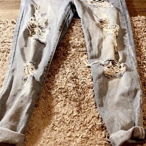 Selling these only been wore a couple times high rise mom jeans, size 7.